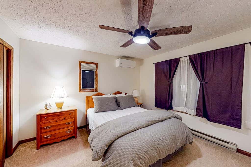 Charming 4BR Lodge - HOT TUB - Swanton