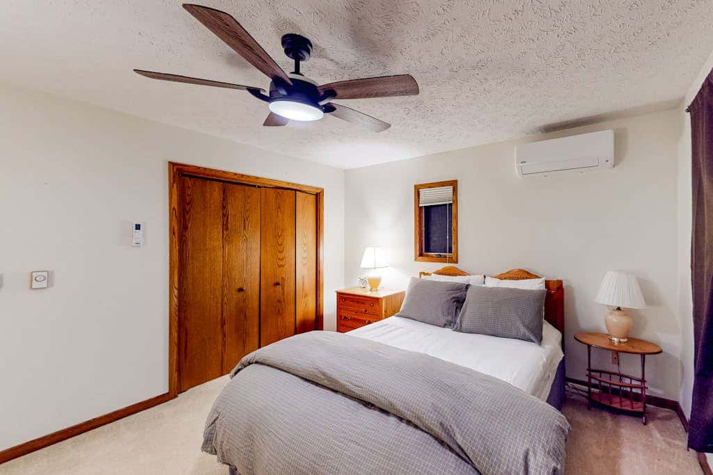 Charming 4BR Lodge - HOT TUB - Swanton