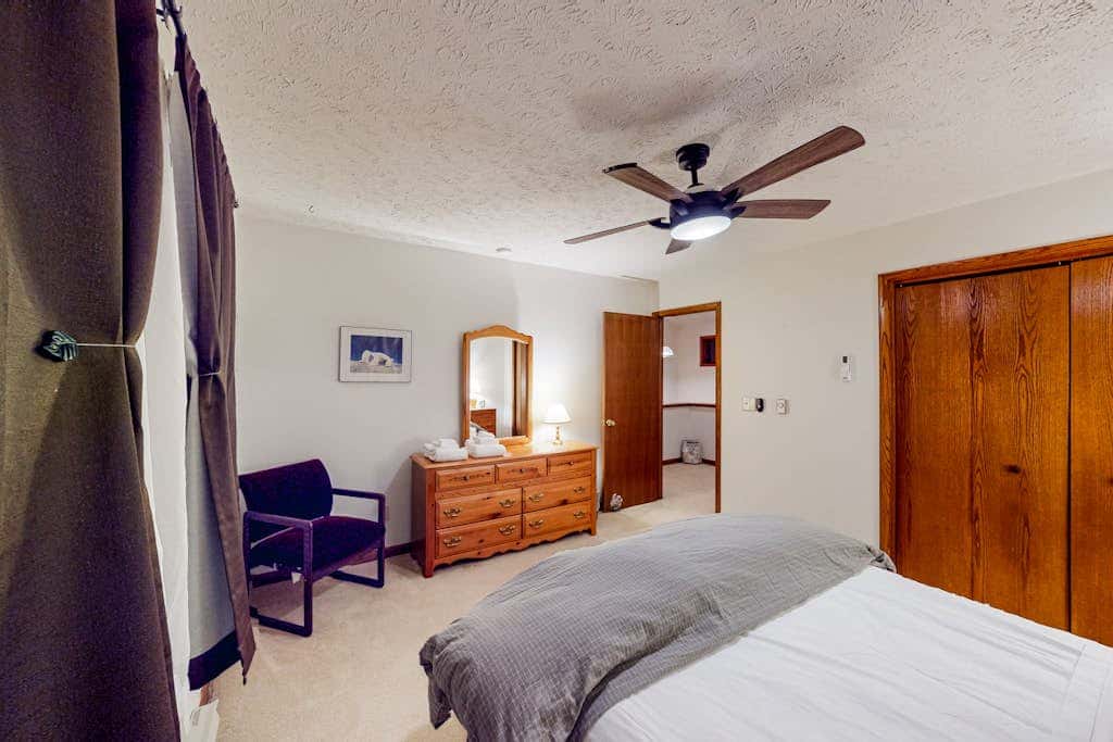 Charming 4BR Lodge - HOT TUB - Swanton