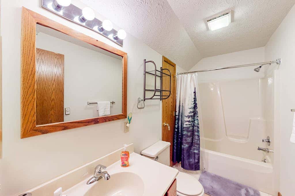 Charming 4BR Lodge - HOT TUB - Swanton