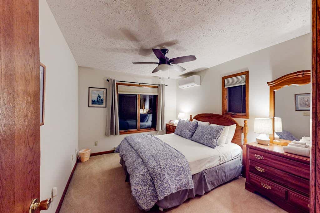 Charming 4BR Lodge - HOT TUB - Swanton