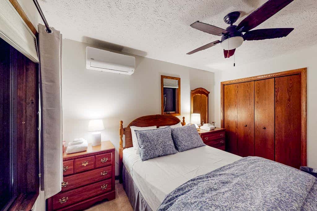 Charming 4BR Lodge - HOT TUB - Swanton