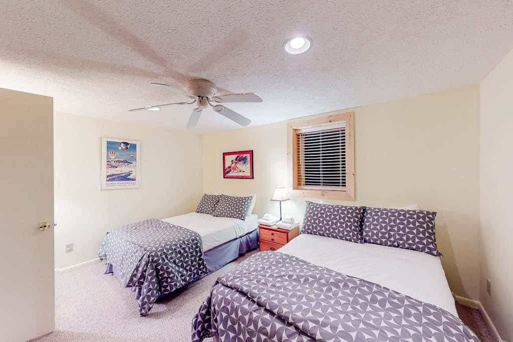 Charming 4BR Lodge - HOT TUB - Swanton