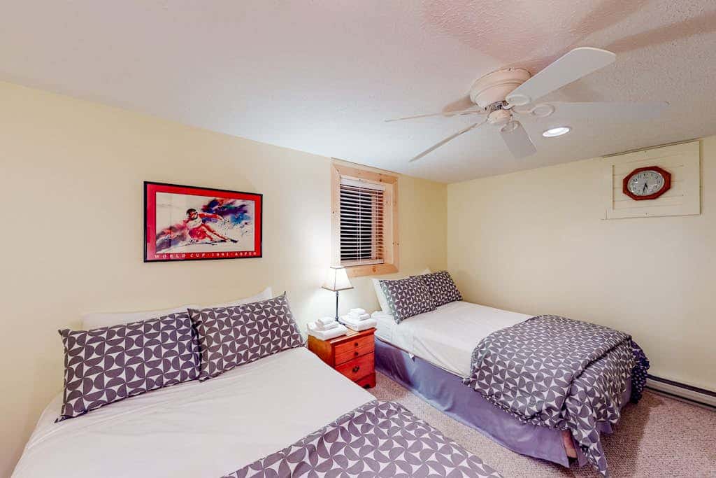 Charming 4BR Lodge - HOT TUB - Swanton