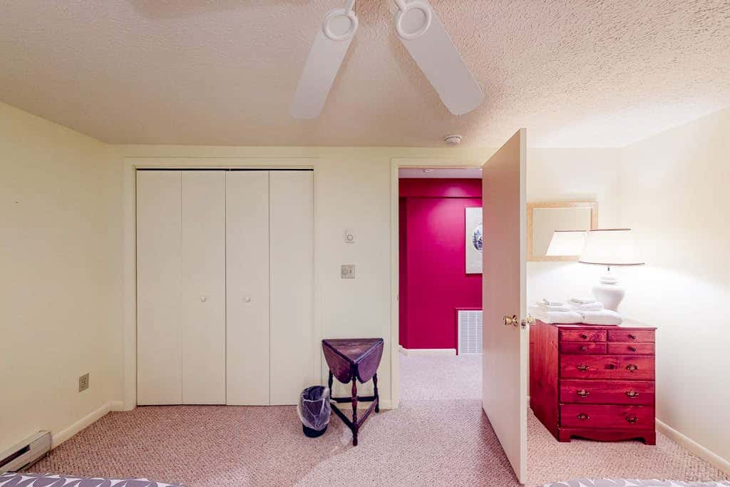 Charming 4BR Lodge - HOT TUB - Swanton