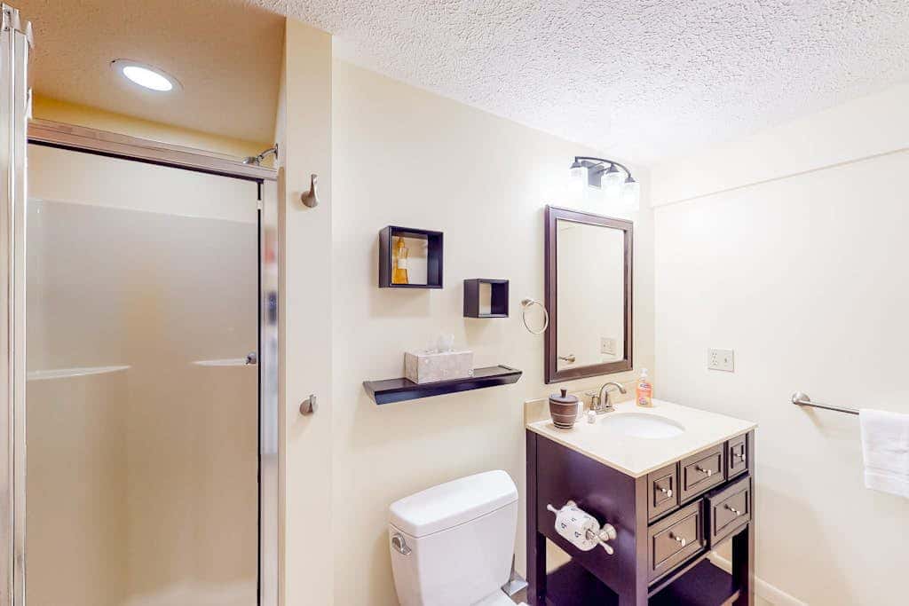 Charming 4BR Lodge - HOT TUB - Swanton