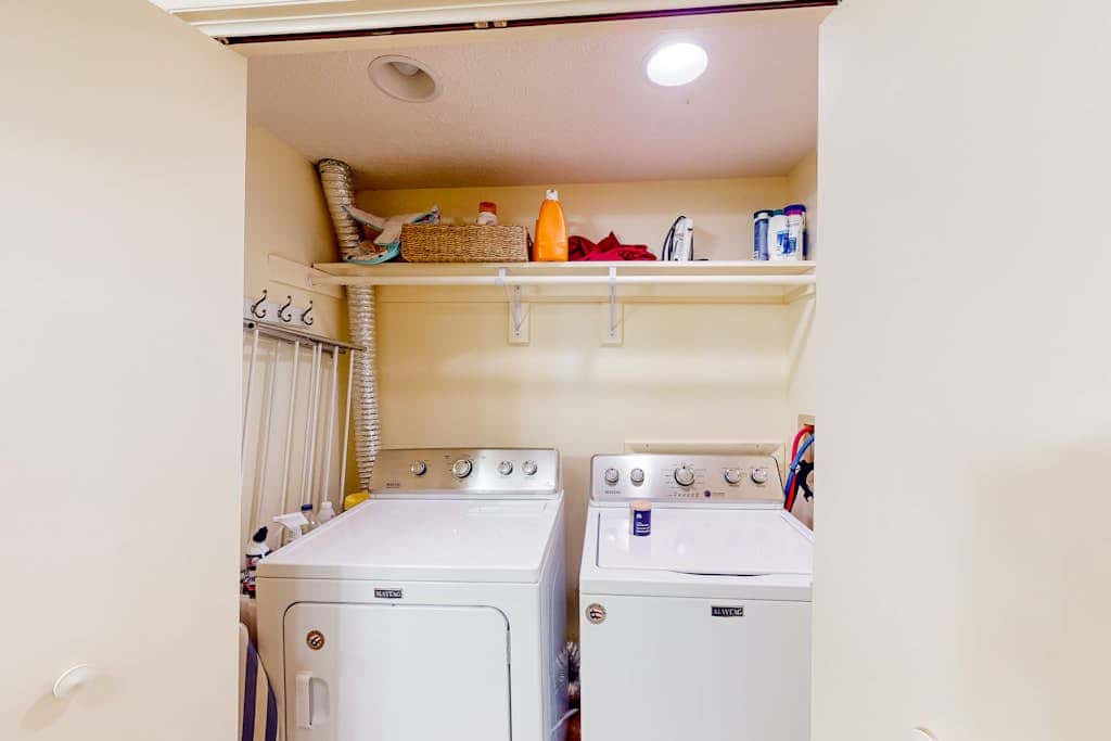 Charming 4BR Lodge - HOT TUB - Swanton