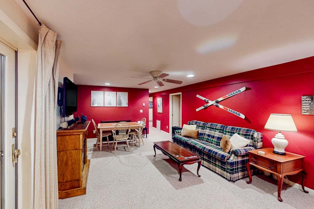 Charming 4BR Lodge - HOT TUB - Swanton