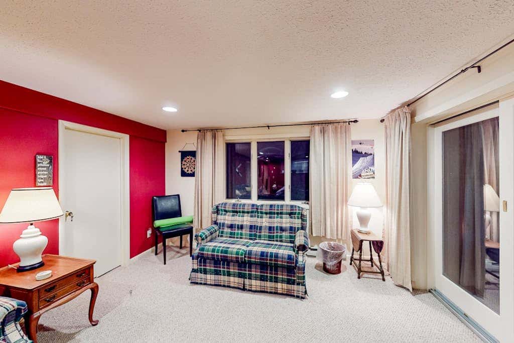Charming 4BR Lodge - HOT TUB - Swanton