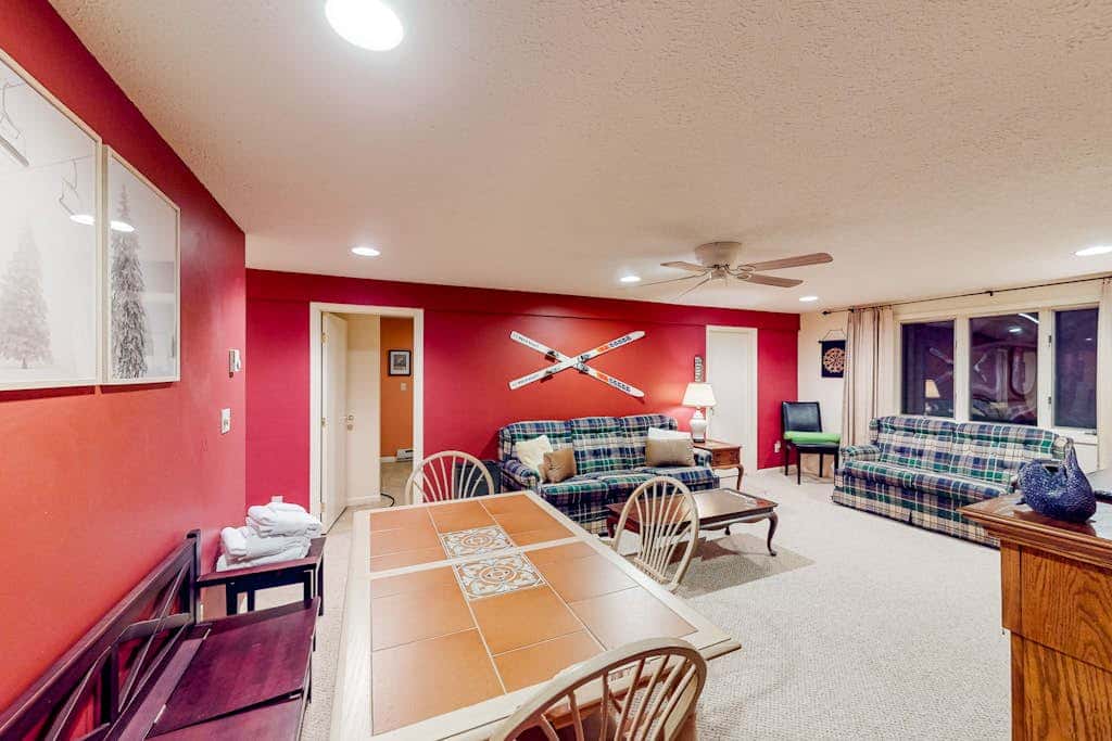 Charming 4BR Lodge - HOT TUB - Swanton