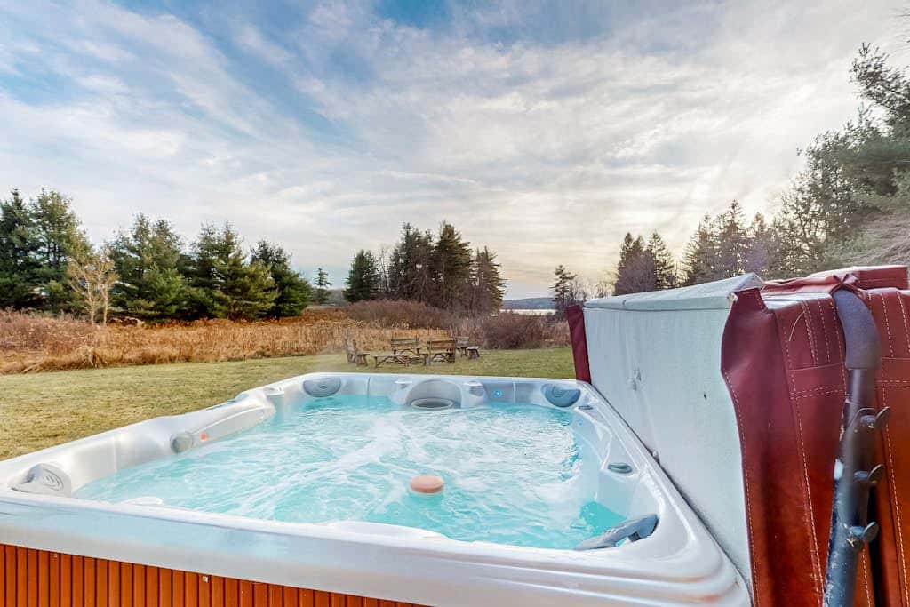 Charming 4BR Lodge - HOT TUB - Swanton