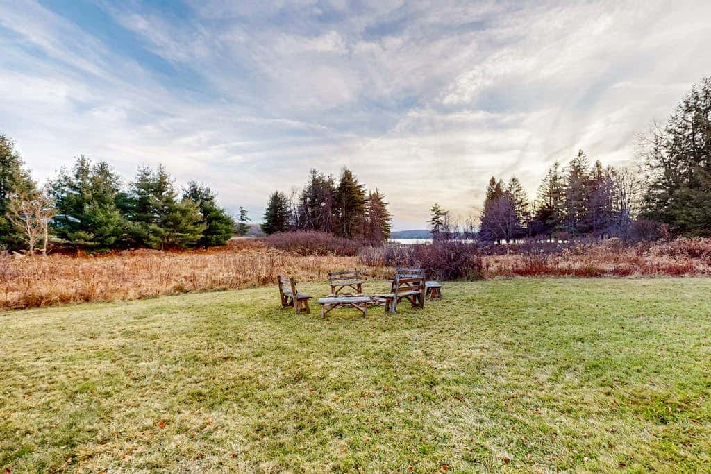 Charming 4BR Lodge - HOT TUB - Swanton