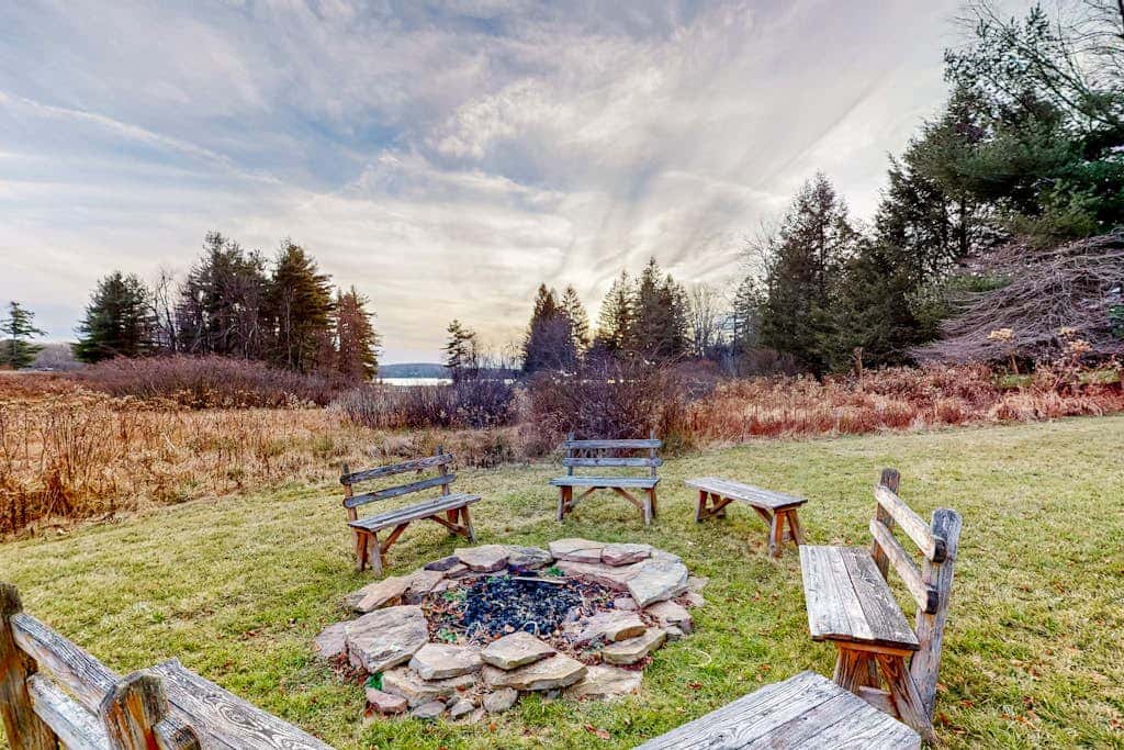 Charming 4BR Lodge - HOT TUB - Swanton