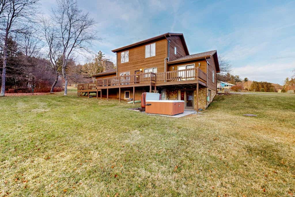 Charming 4BR Lodge - HOT TUB - Swanton
