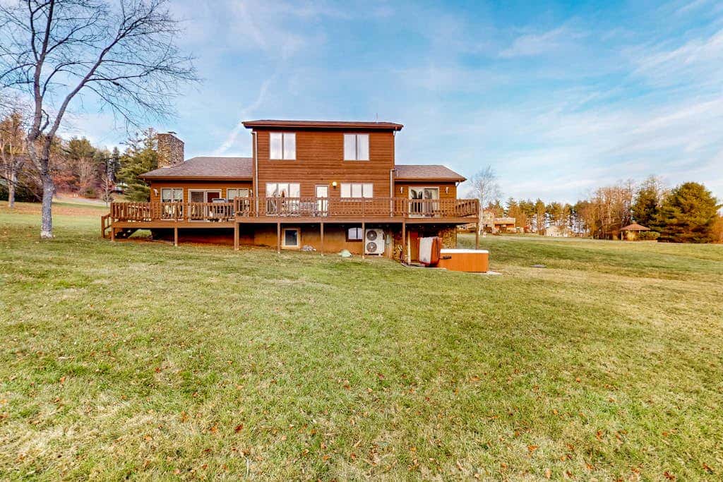 Charming 4BR Lodge - HOT TUB - Swanton