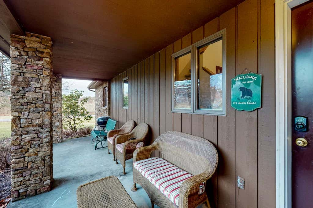 Charming 4BR Lodge - HOT TUB - Swanton