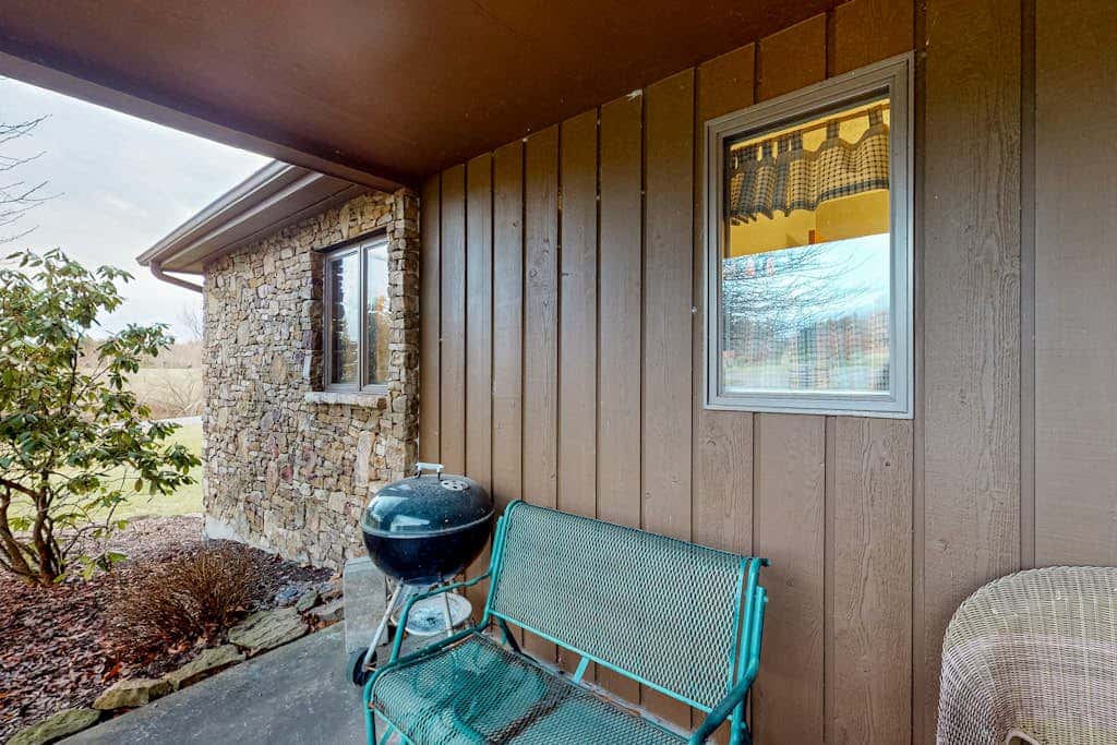 Charming 4BR Lodge - HOT TUB - Swanton