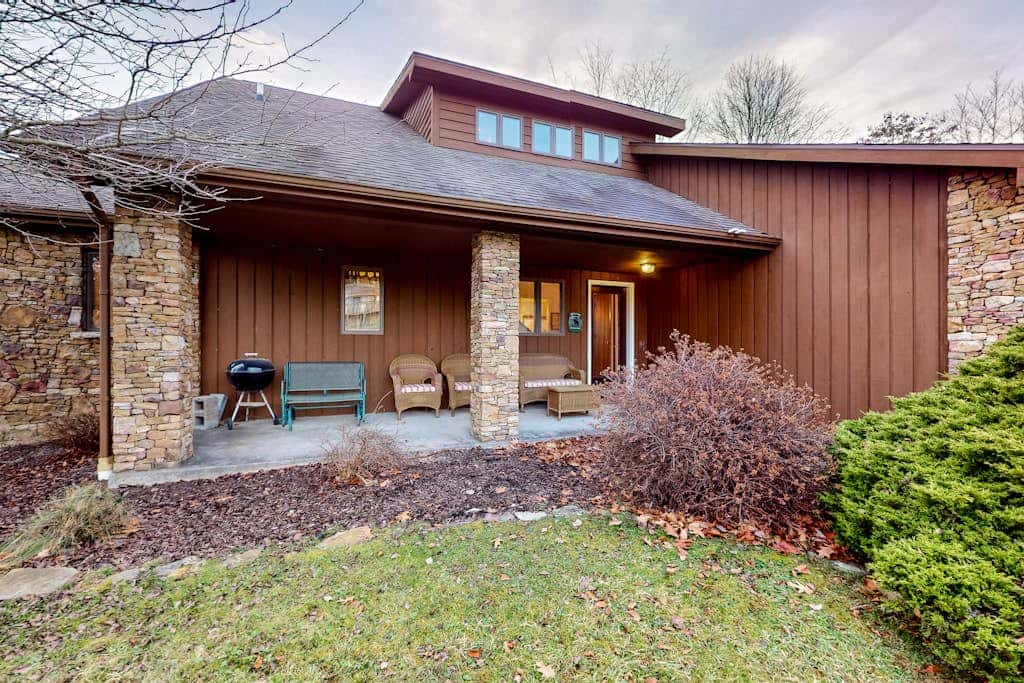 Charming 4BR Lodge - HOT TUB - Swanton