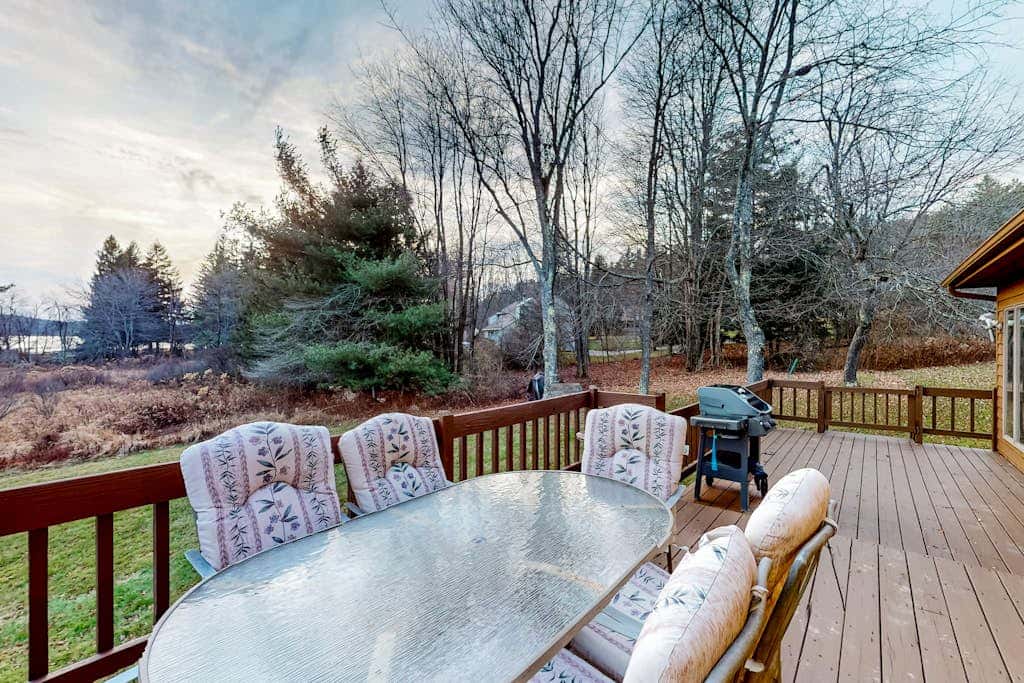 Charming 4BR Lodge - HOT TUB - Swanton