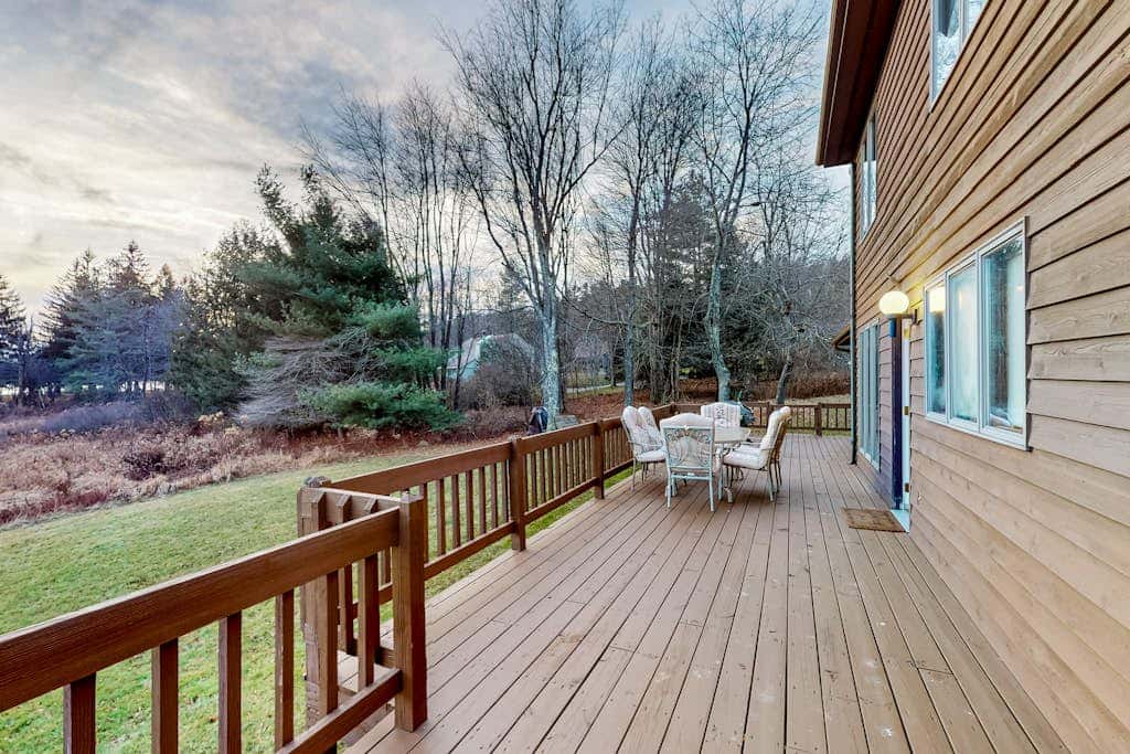 Charming 4BR Lodge - HOT TUB - Swanton
