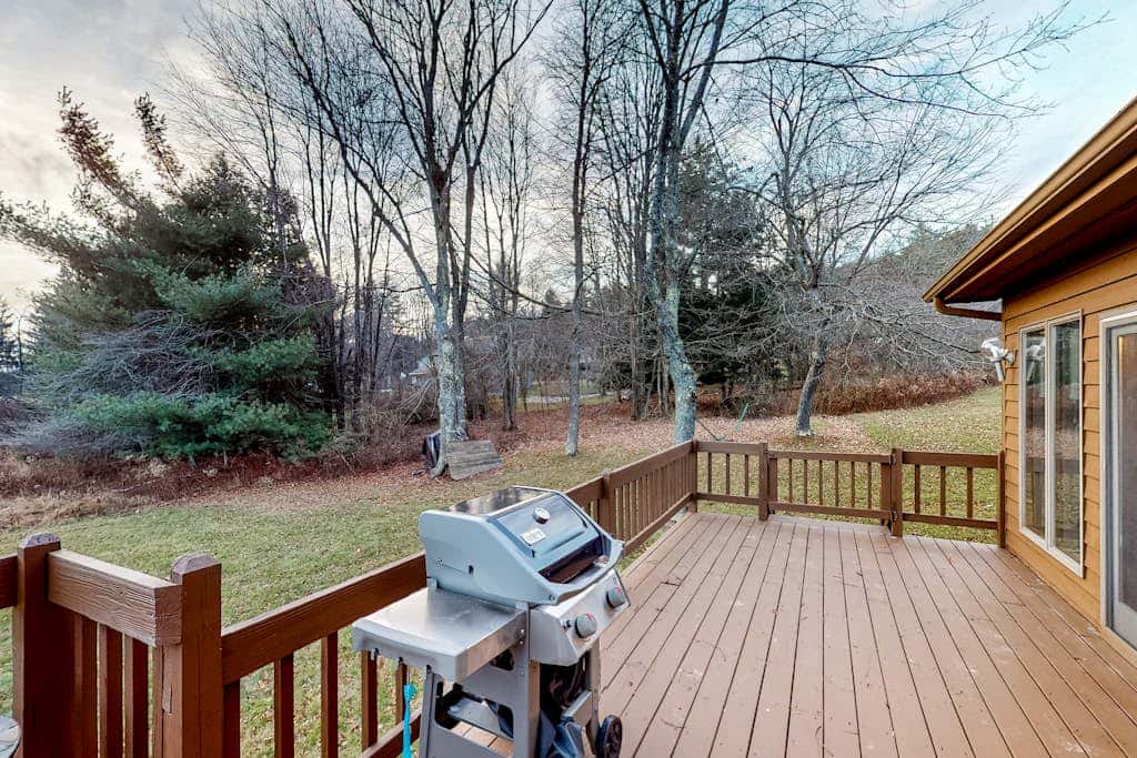Charming 4BR Lodge - HOT TUB - Swanton