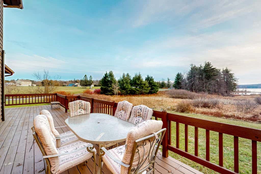 Charming 4BR Lodge - HOT TUB - Swanton
