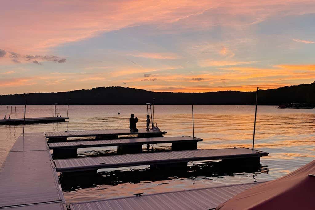 Charming 4BR Lodge - HOT TUB - Swanton