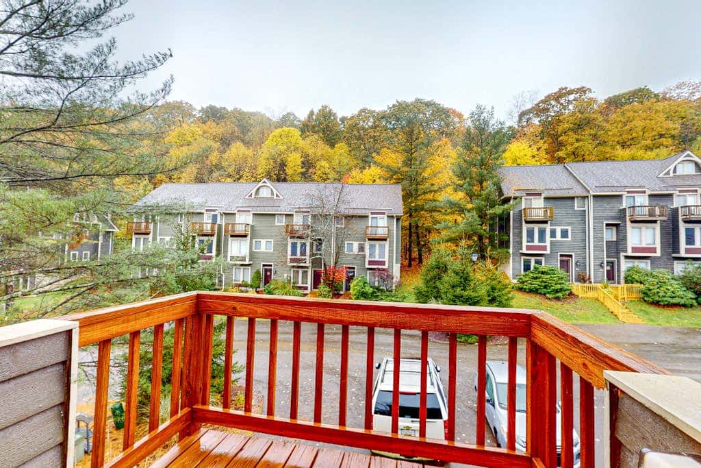 Woodsy 2BR Townhome- SKI VIEW - McHenry