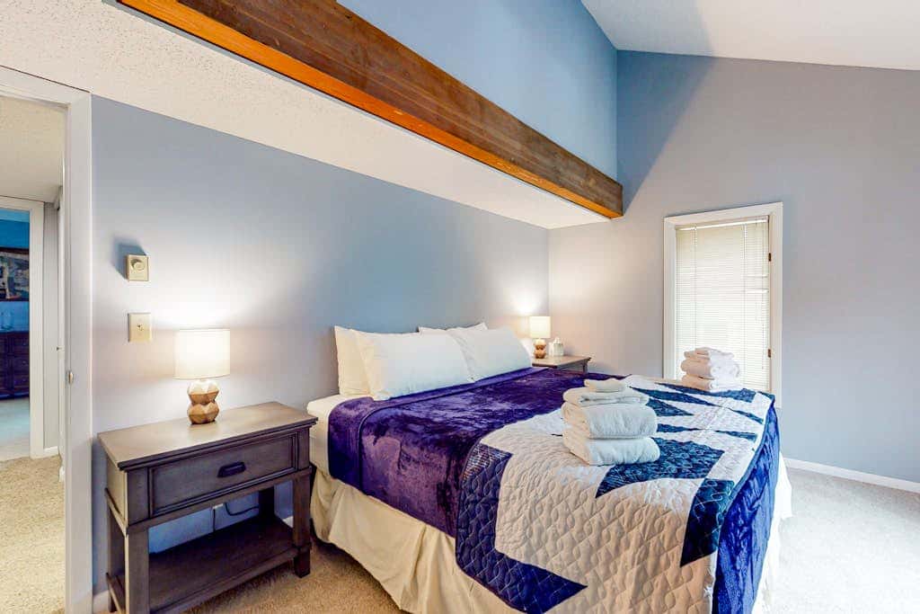 Woodsy 2BR Townhome- SKI VIEW - McHenry