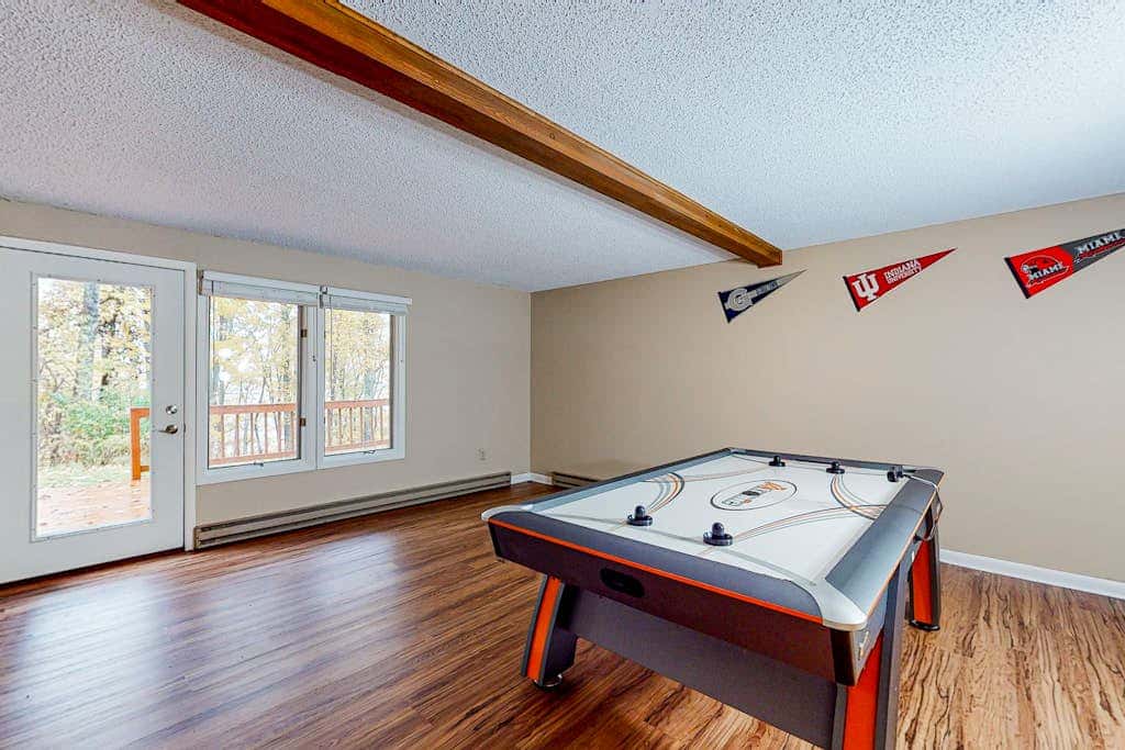 Woodsy 2BR Townhome- SKI VIEW - McHenry