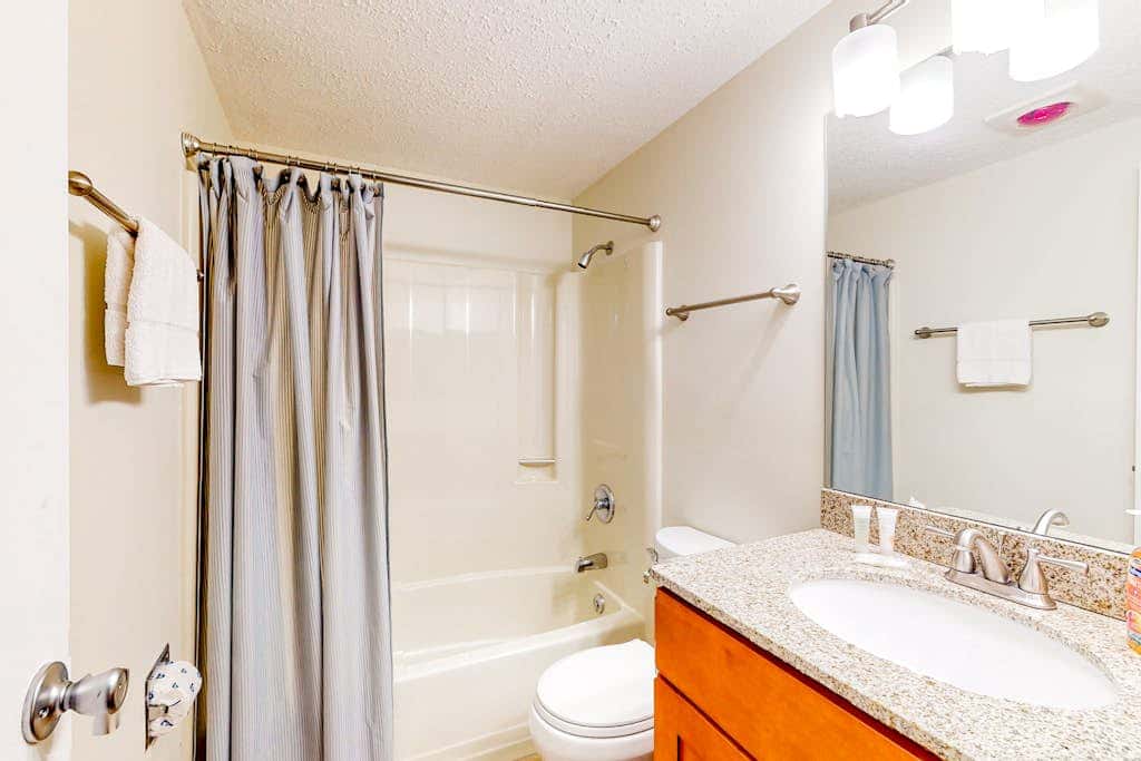 Woodsy 2BR Townhome- SKI VIEW - McHenry