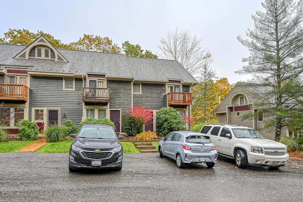 Woodsy 2BR Townhome- SKI VIEW - McHenry
