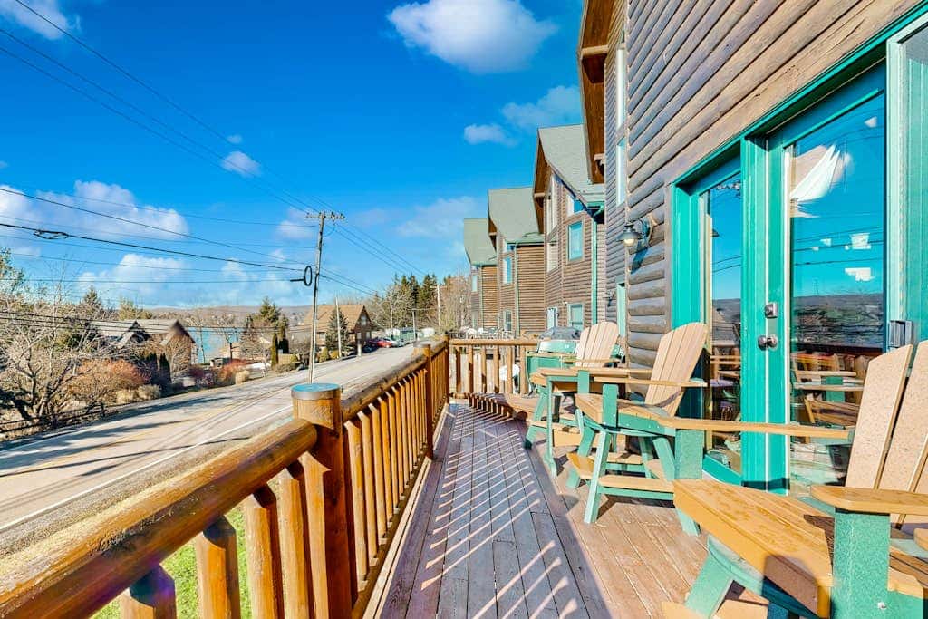 Charming 4BR Townhouse - LAKE VIEW - McHenry