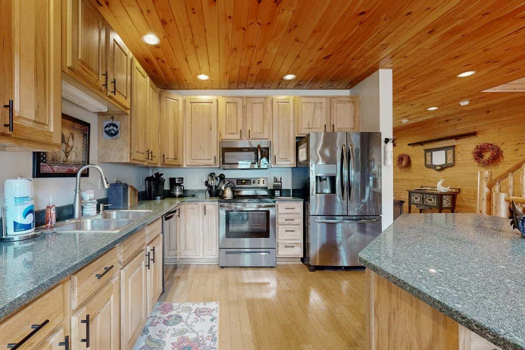 Charming 4BR Townhouse - LAKE VIEW - McHenry