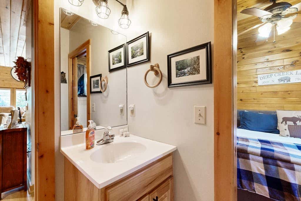 Charming 4BR Townhouse - LAKE VIEW - McHenry