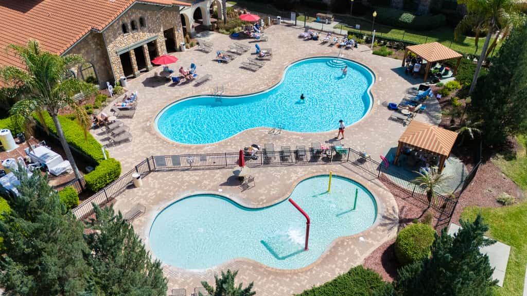 Charming Family-Friendly Condo Near Disney w Pool & Balcony