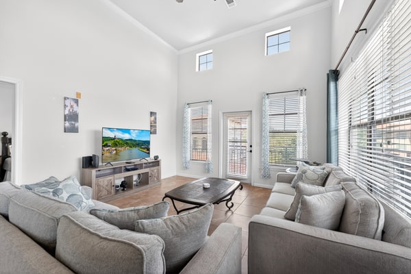 Charming Family-Friendly Condo Near Disney w Pool & Balcony