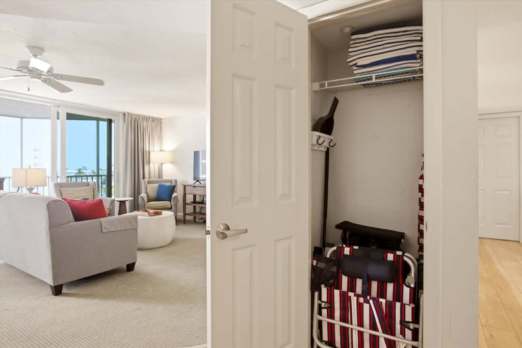 Beachfront Bliss, Cozy Condo with Patio, Pool & Stunning Views!