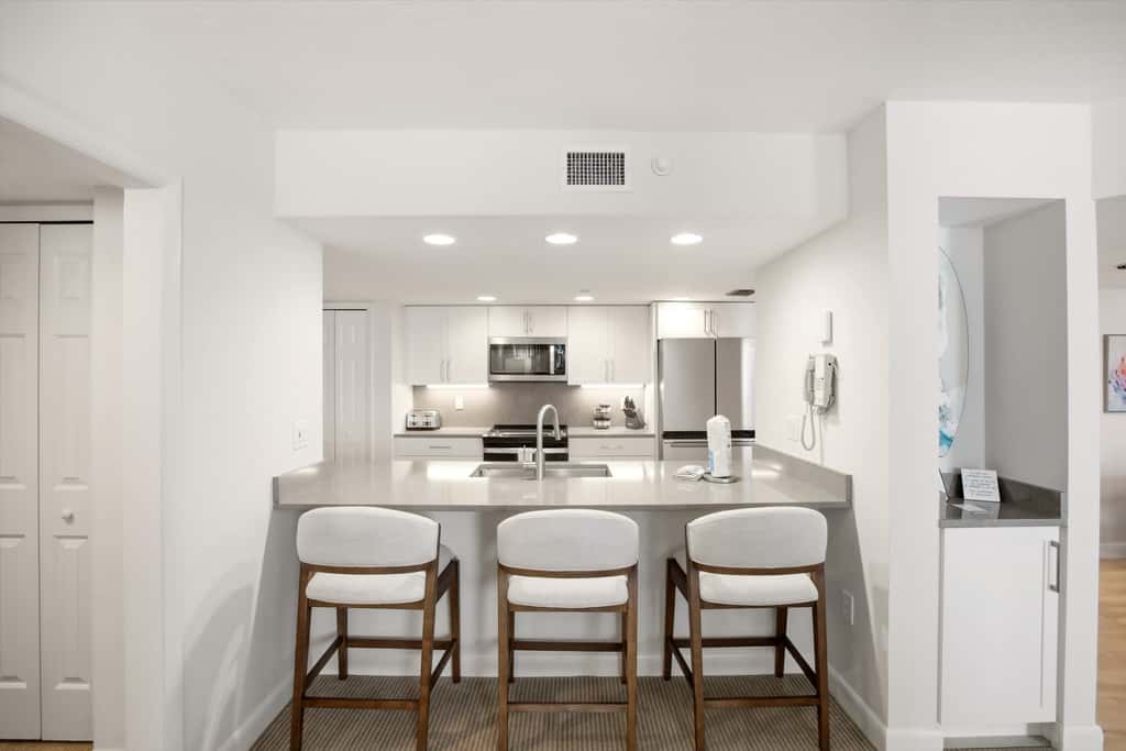 Beachfront Bliss, Cozy Condo with Patio, Pool & Stunning Views!