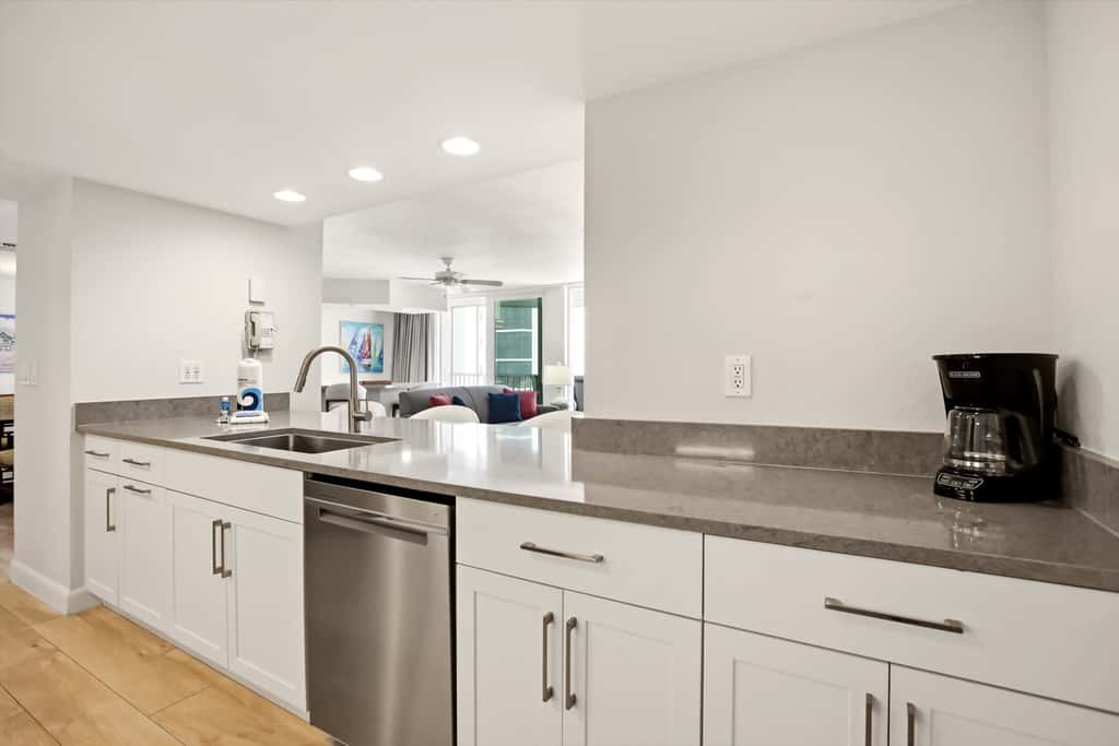 Beachfront Bliss, Cozy Condo with Patio, Pool & Stunning Views!