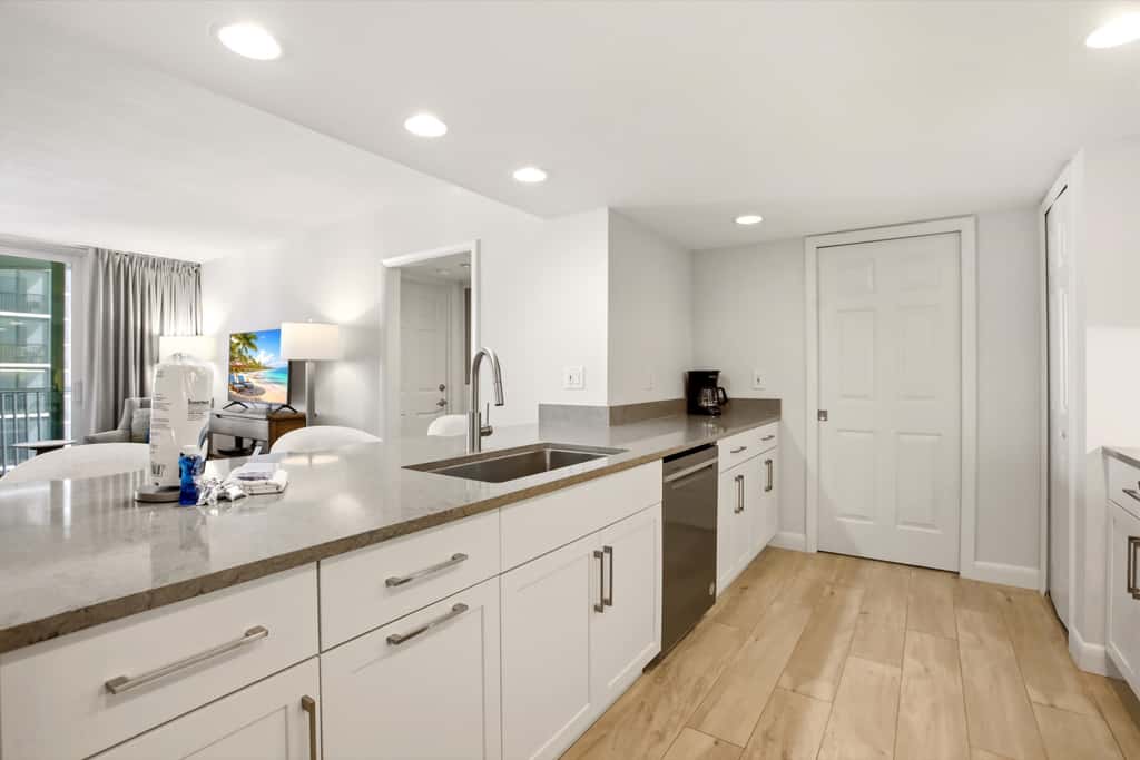 Beachfront Bliss, Cozy Condo with Patio, Pool & Stunning Views!