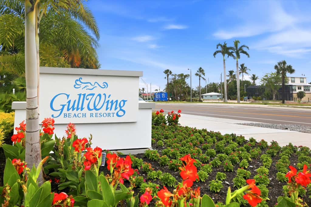 Beachfront Bliss, Cozy Condo with Patio, Pool & Stunning Views!