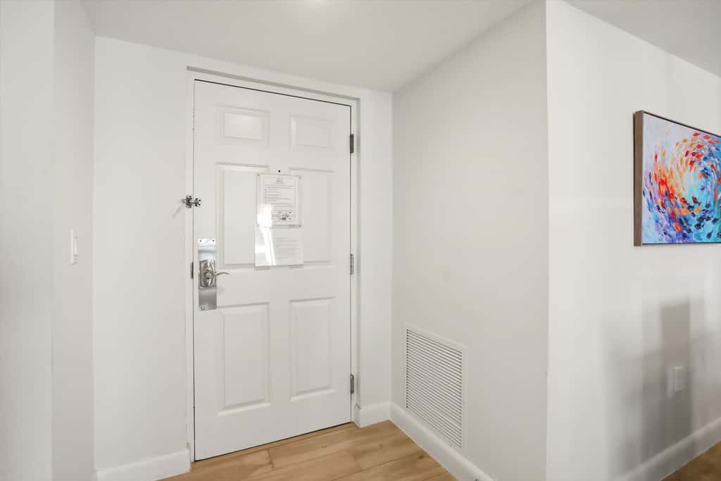 Beachfront Bliss, Cozy Condo with Patio, Pool & Stunning Views!