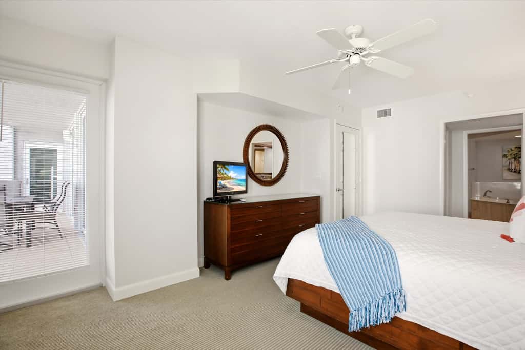 Beachfront Bliss, Cozy Condo with Patio, Pool & Stunning Views!