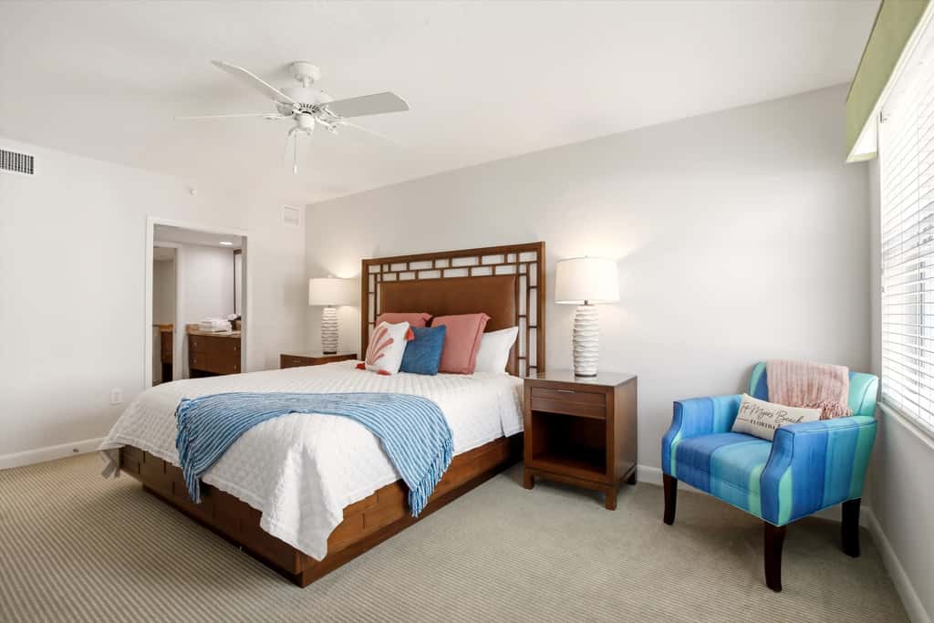 Beachfront Bliss, Cozy Condo with Patio, Pool & Stunning Views!