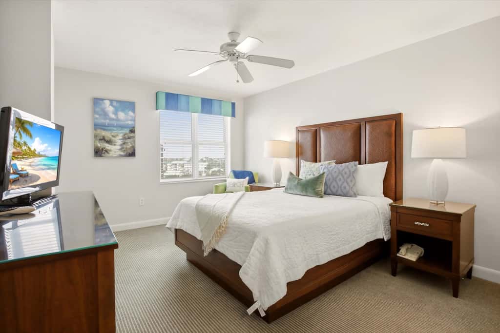 Beachfront Bliss, Cozy Condo with Patio, Pool & Stunning Views!