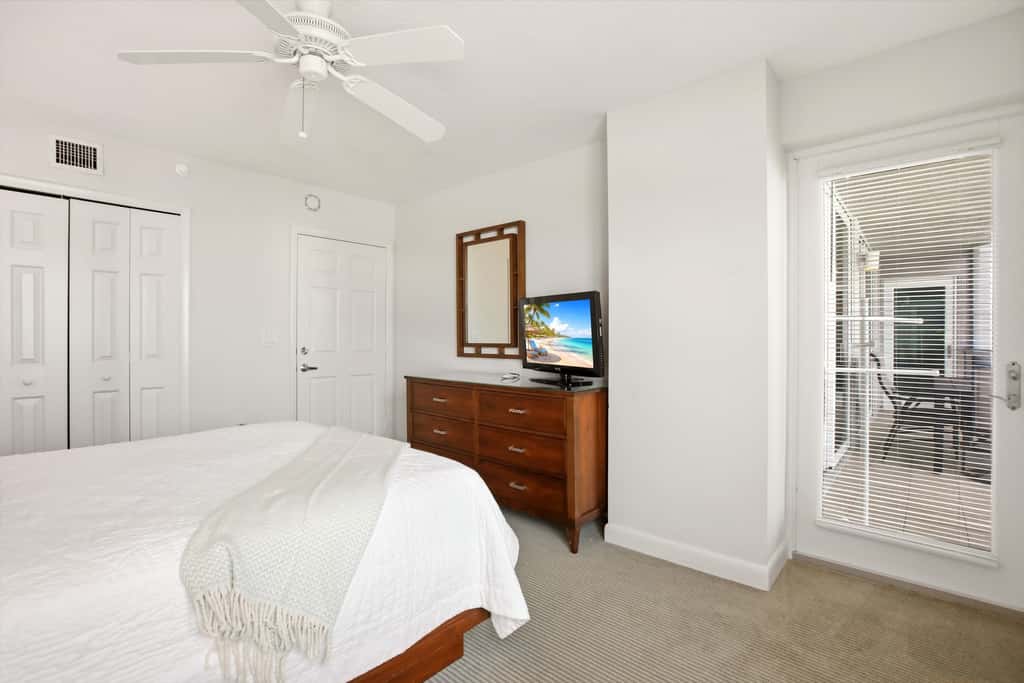 Beachfront Bliss, Cozy Condo with Patio, Pool & Stunning Views!