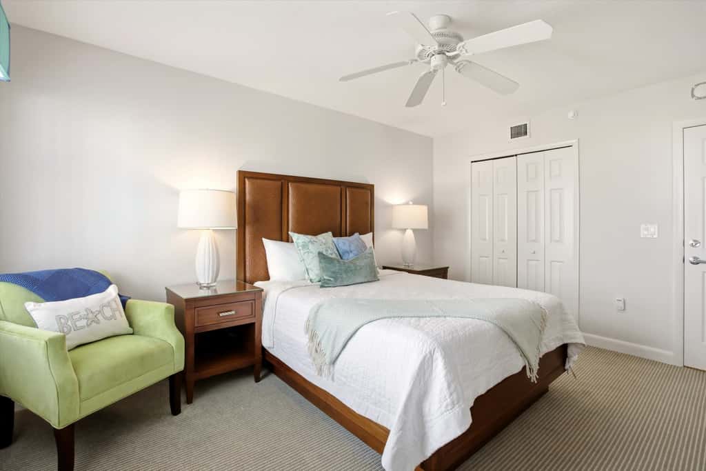 Beachfront Bliss, Cozy Condo with Patio, Pool & Stunning Views!