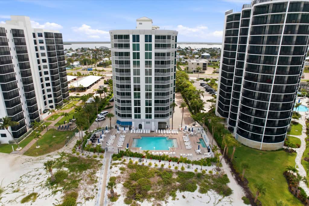 Beachfront Bliss, Cozy Condo with Patio, Pool & Stunning Views!