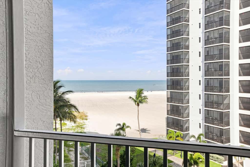 Beachfront Bliss, Cozy Condo with Patio, Pool & Stunning Views!